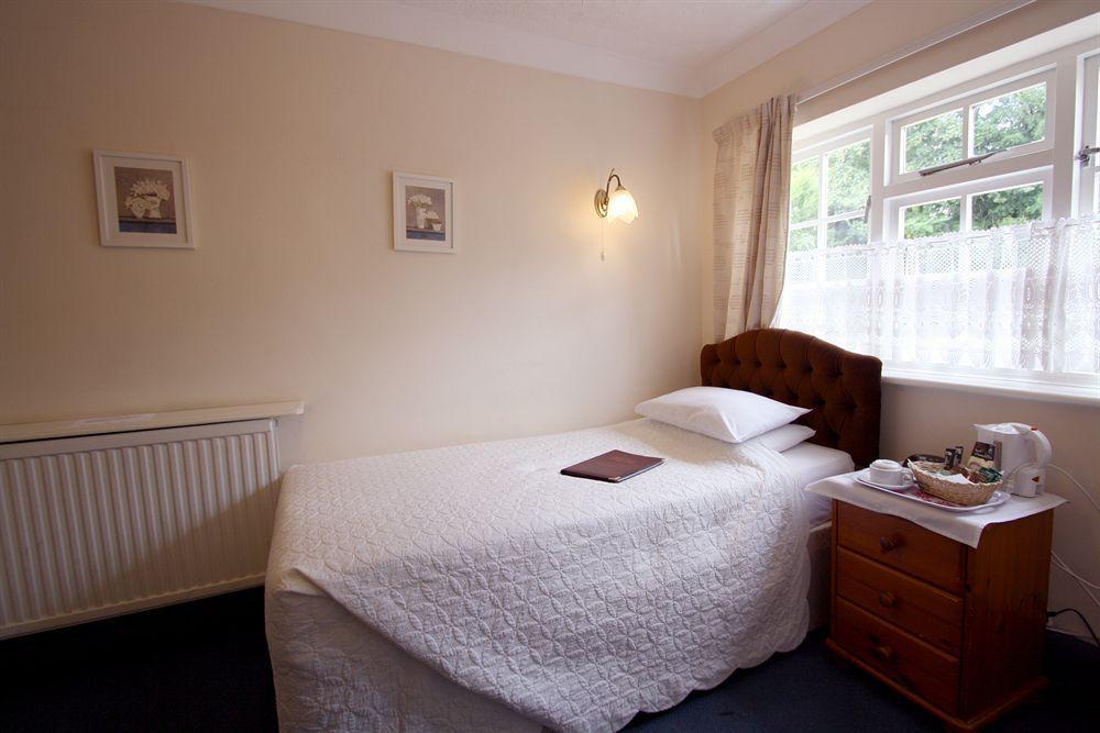 הורלי Gatwick Castle B&B מראה חיצוני תמונה