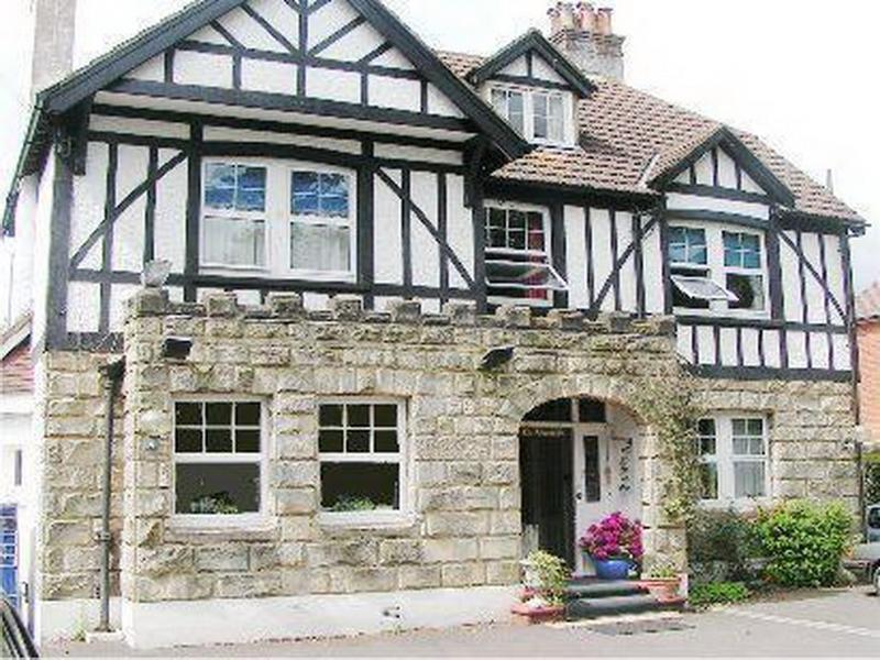 הורלי Gatwick Castle B&B מראה חיצוני תמונה