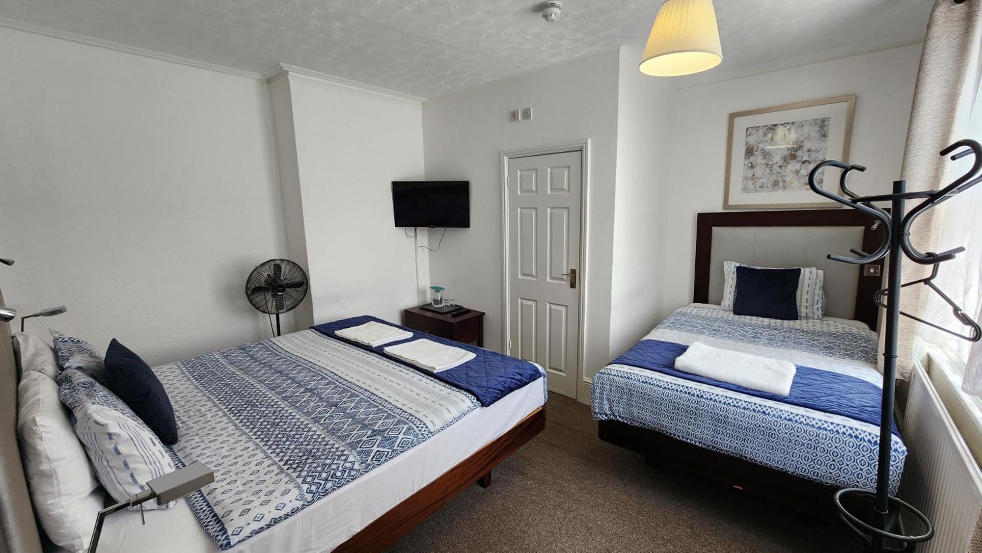 הורלי Gatwick Castle B&B מראה חיצוני תמונה