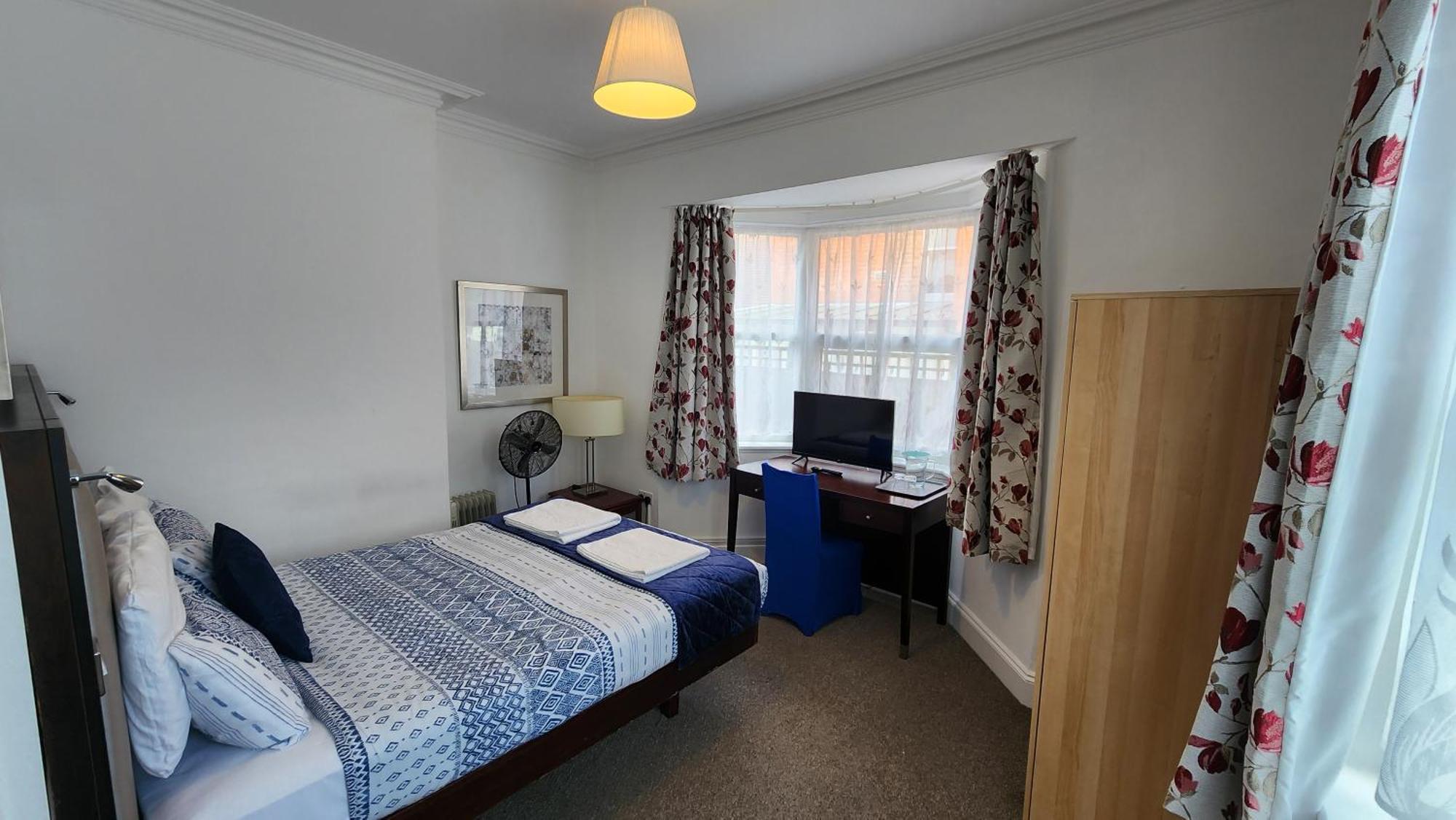 הורלי Gatwick Castle B&B מראה חיצוני תמונה