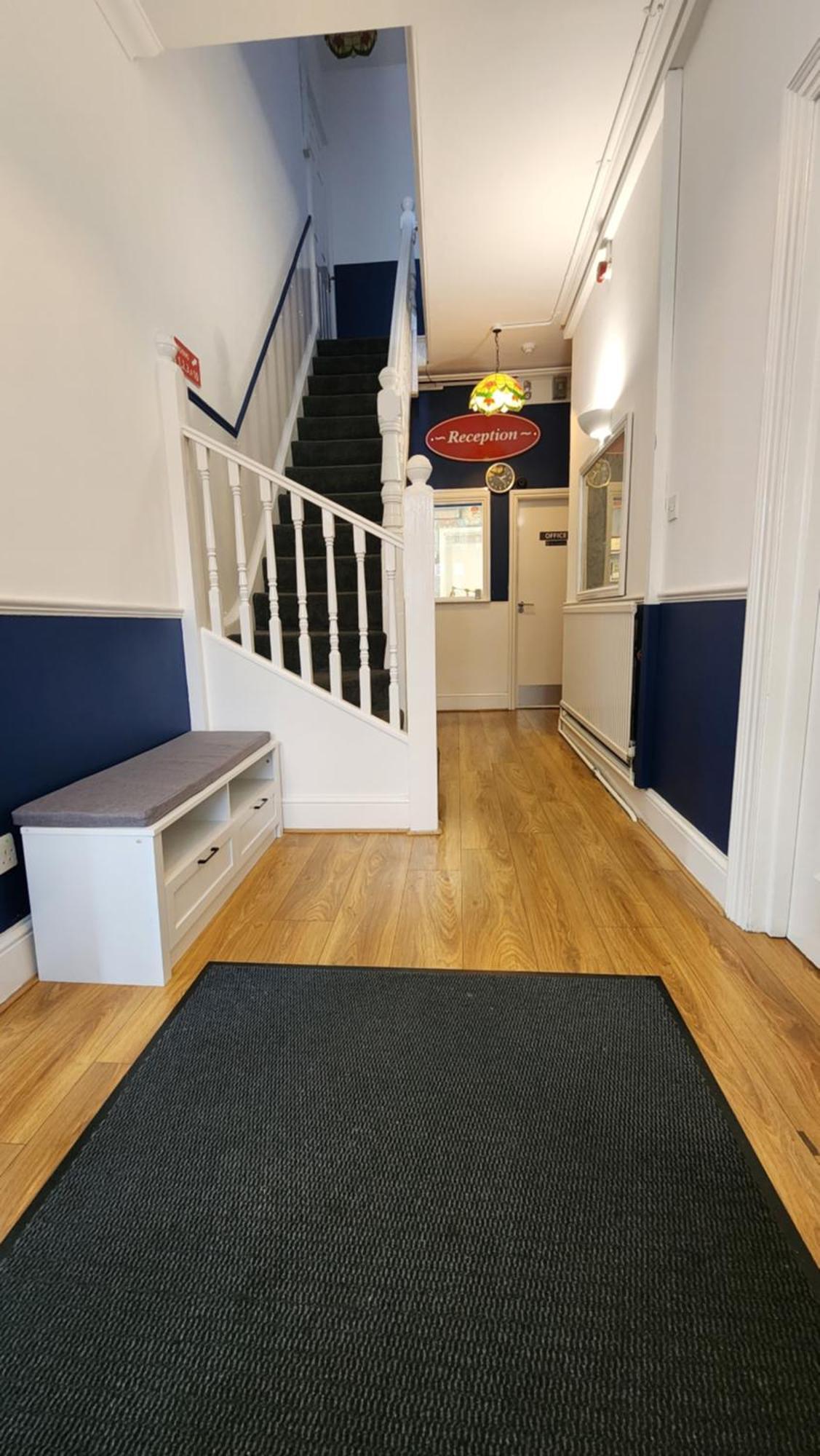 הורלי Gatwick Castle B&B מראה חיצוני תמונה