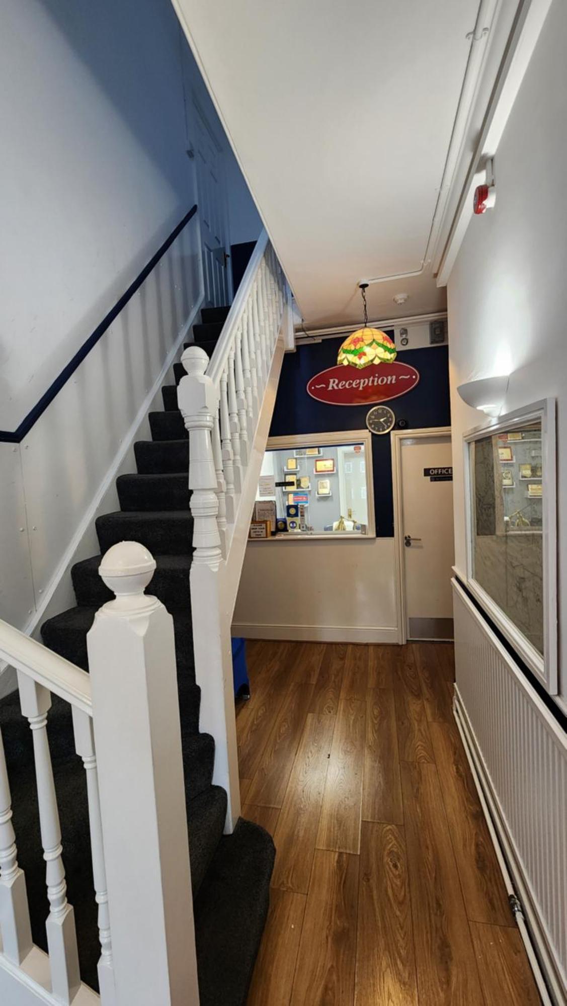 הורלי Gatwick Castle B&B מראה חיצוני תמונה