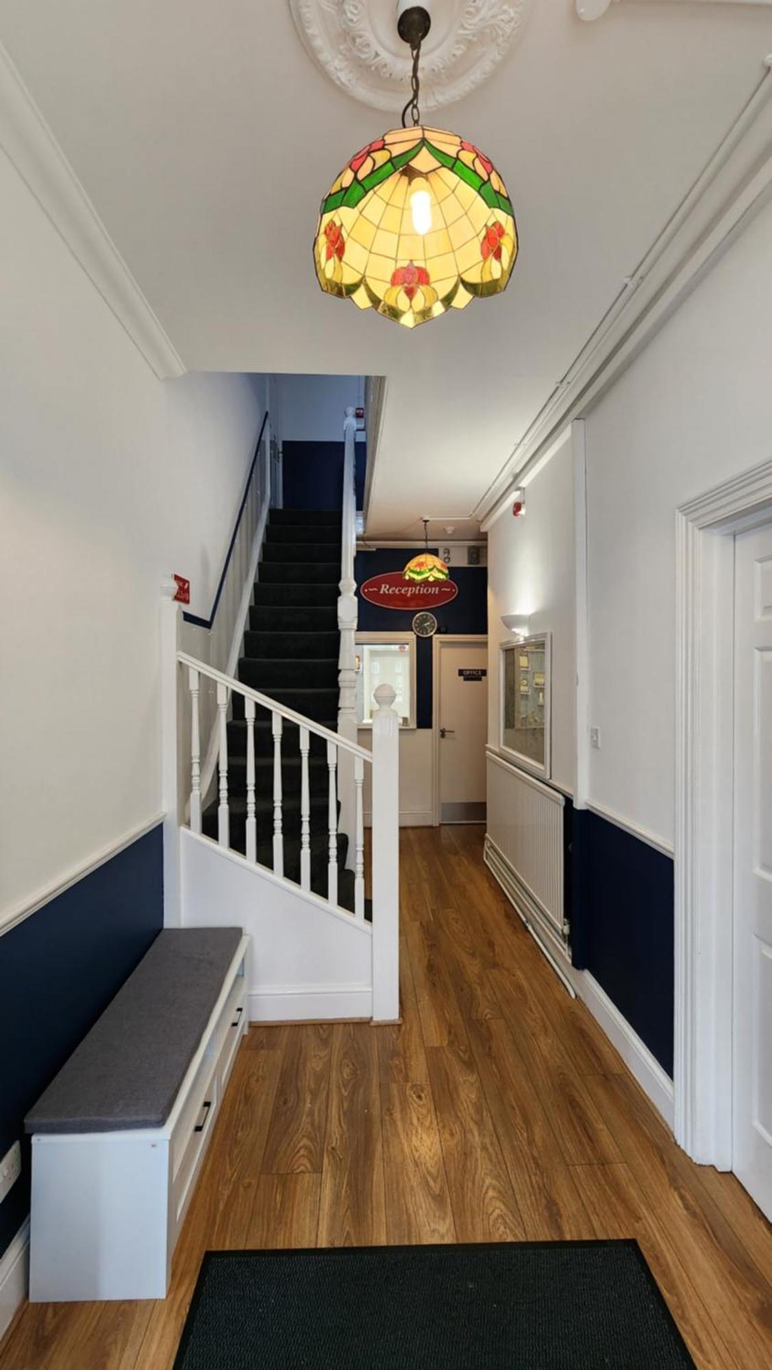 הורלי Gatwick Castle B&B מראה חיצוני תמונה