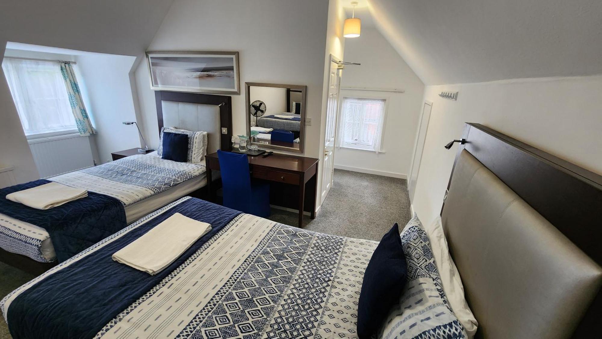 הורלי Gatwick Castle B&B מראה חיצוני תמונה
