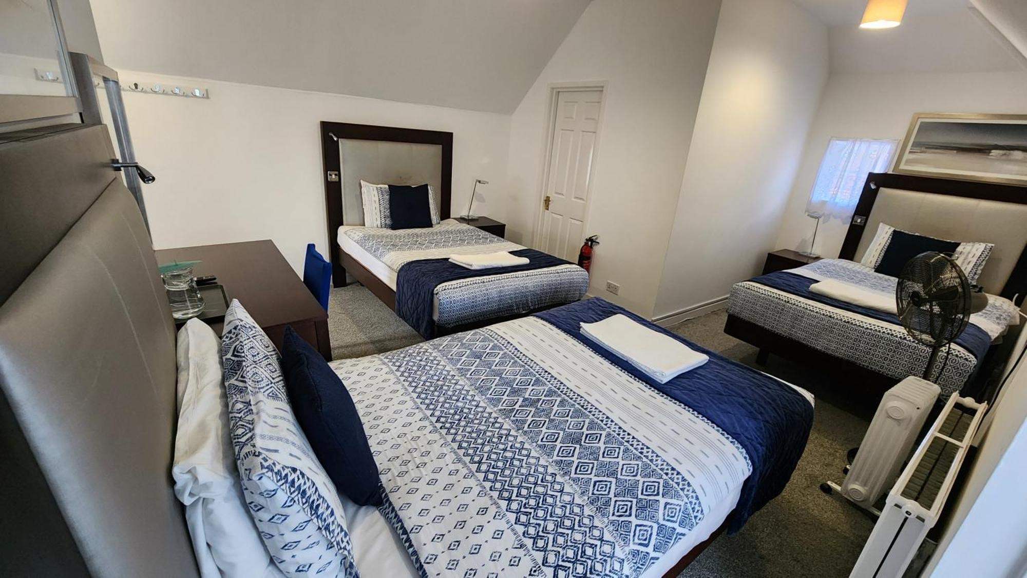 הורלי Gatwick Castle B&B מראה חיצוני תמונה