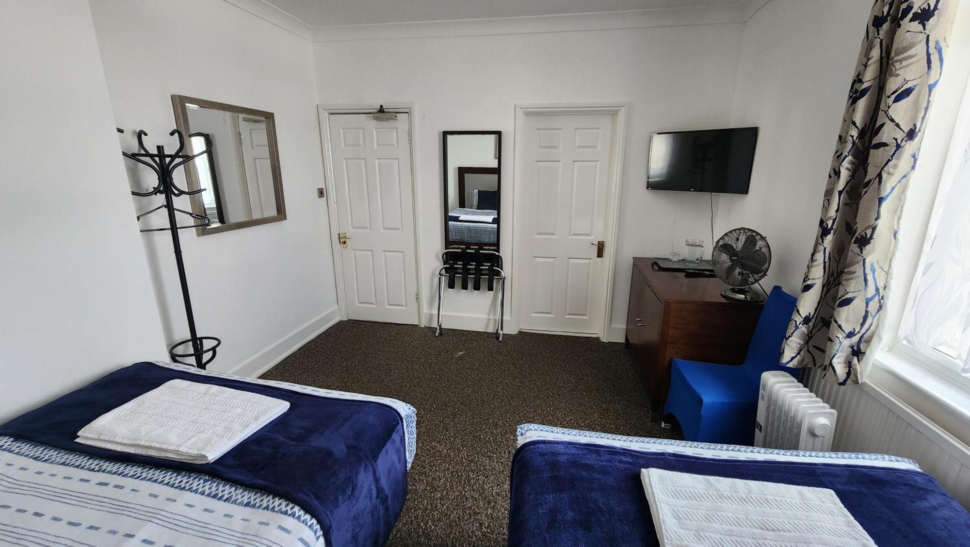 הורלי Gatwick Castle B&B מראה חיצוני תמונה