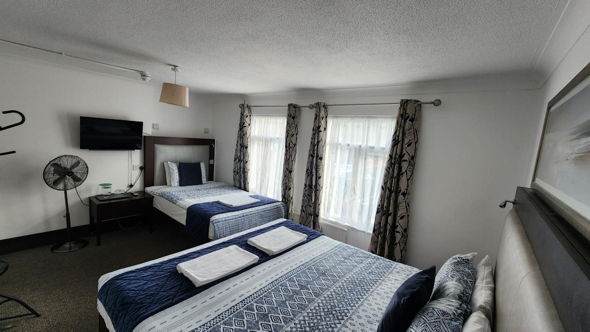 הורלי Gatwick Castle B&B מראה חיצוני תמונה