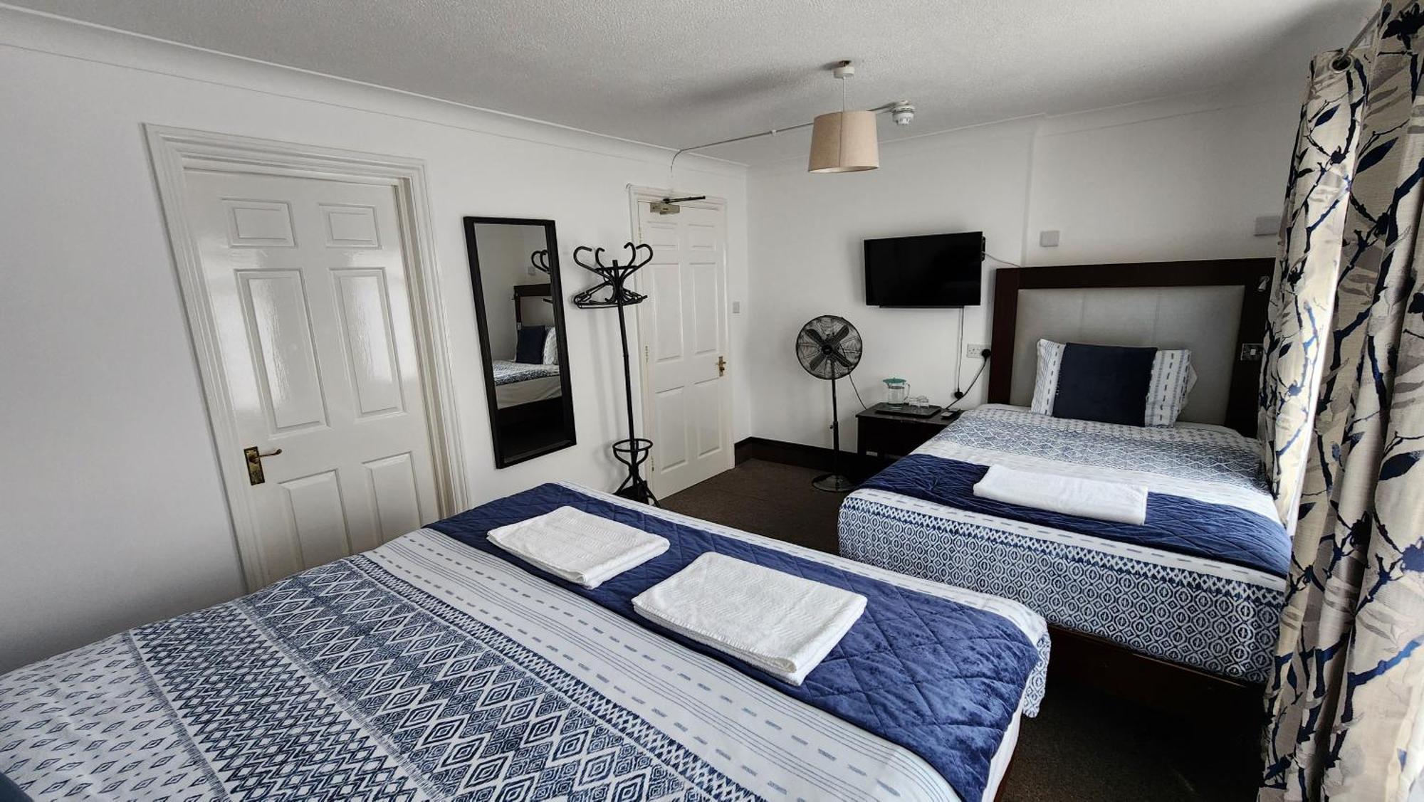 הורלי Gatwick Castle B&B מראה חיצוני תמונה