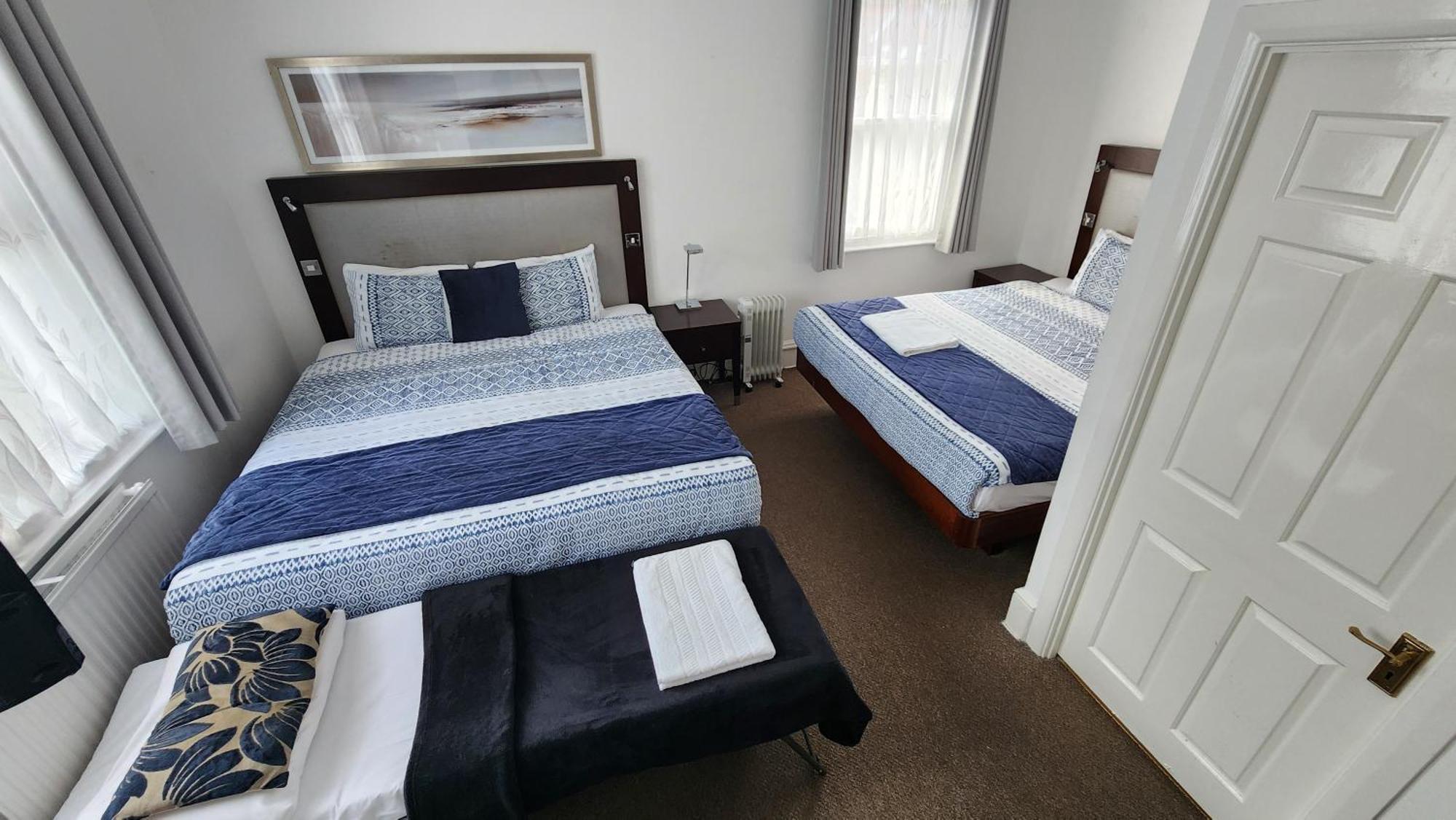 הורלי Gatwick Castle B&B מראה חיצוני תמונה