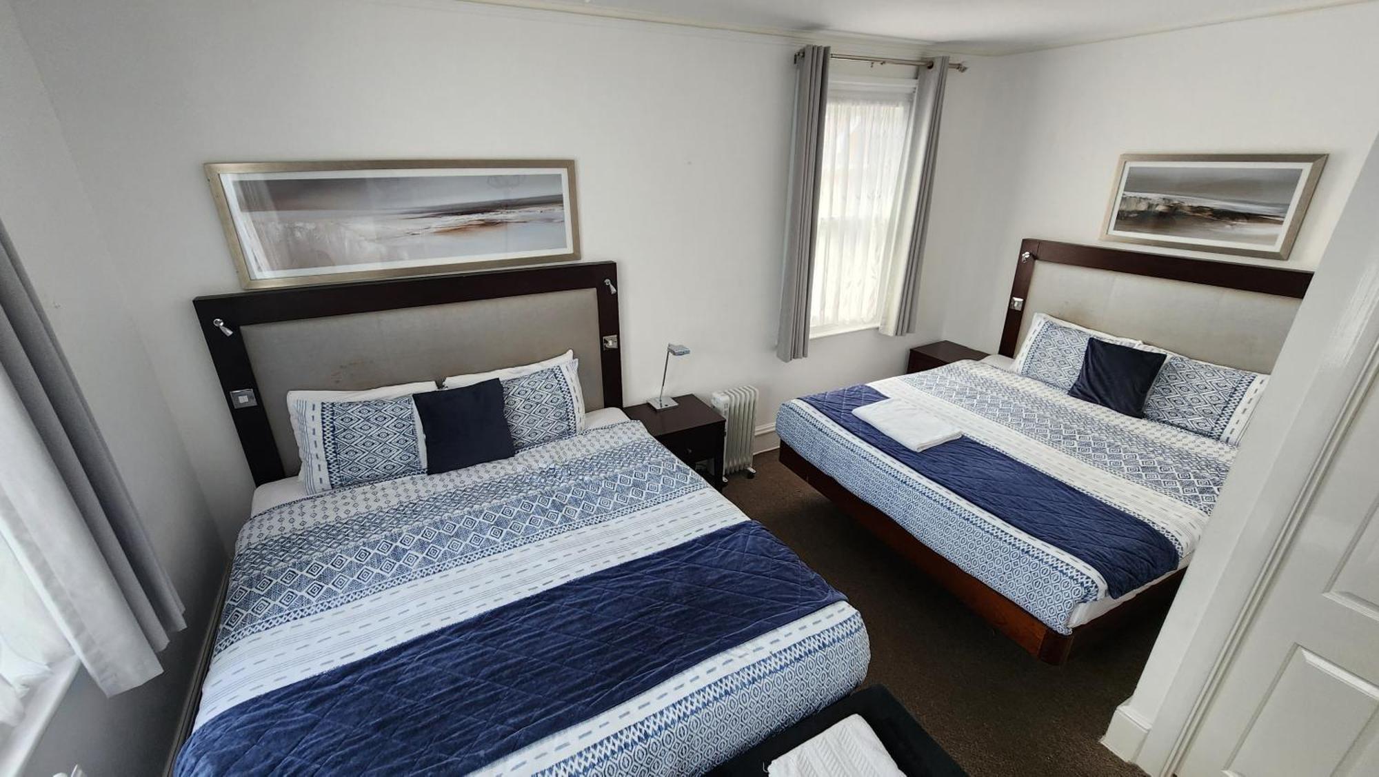הורלי Gatwick Castle B&B מראה חיצוני תמונה