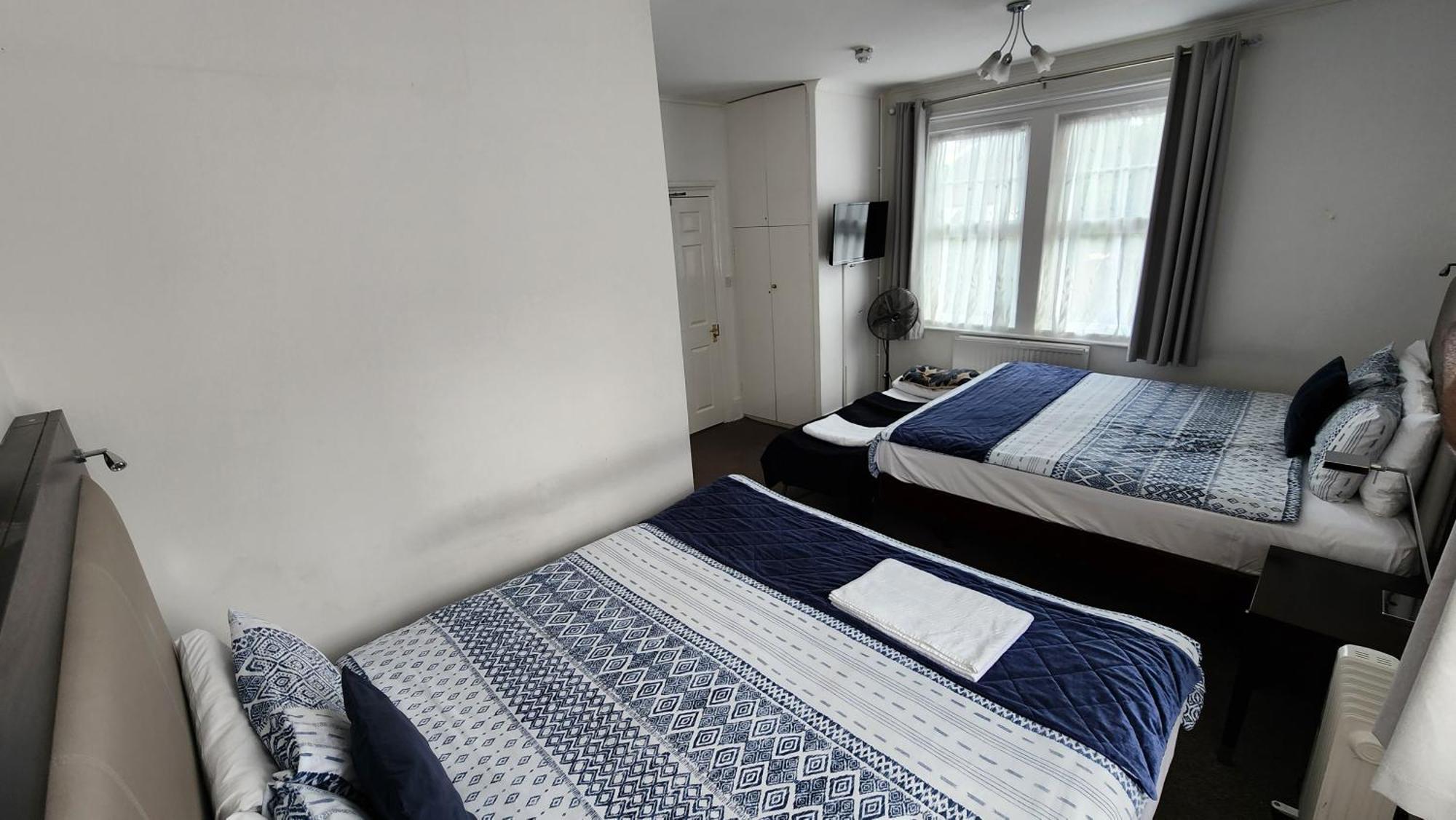 הורלי Gatwick Castle B&B מראה חיצוני תמונה