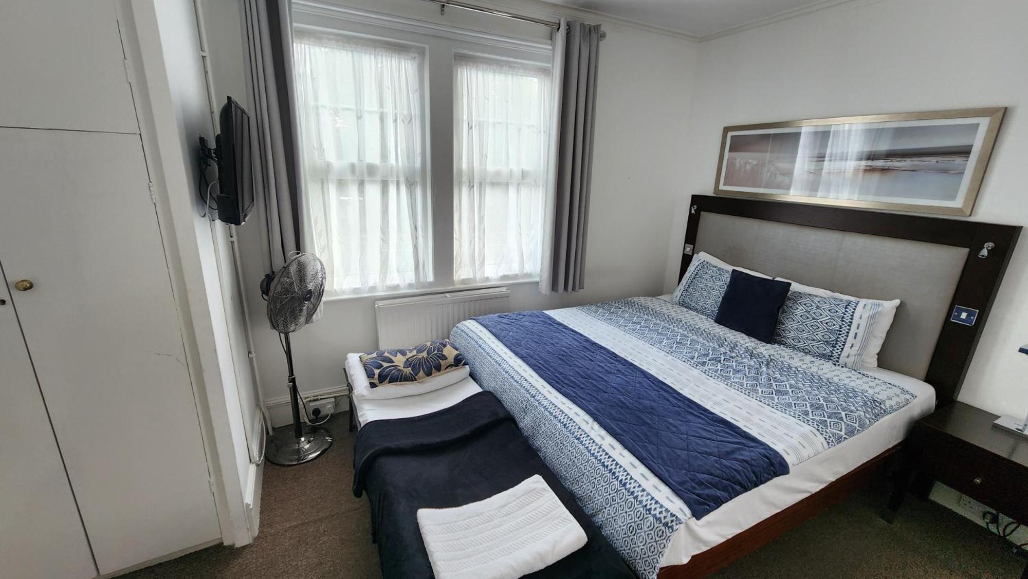 הורלי Gatwick Castle B&B מראה חיצוני תמונה