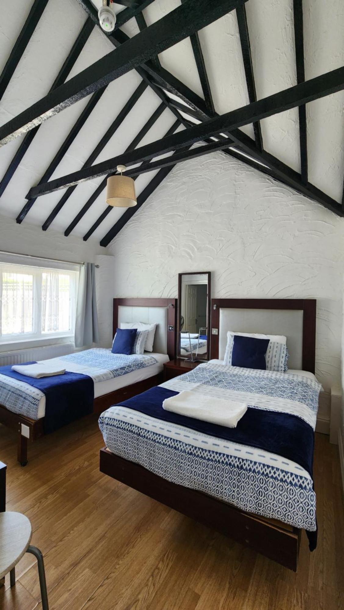 הורלי Gatwick Castle B&B מראה חיצוני תמונה