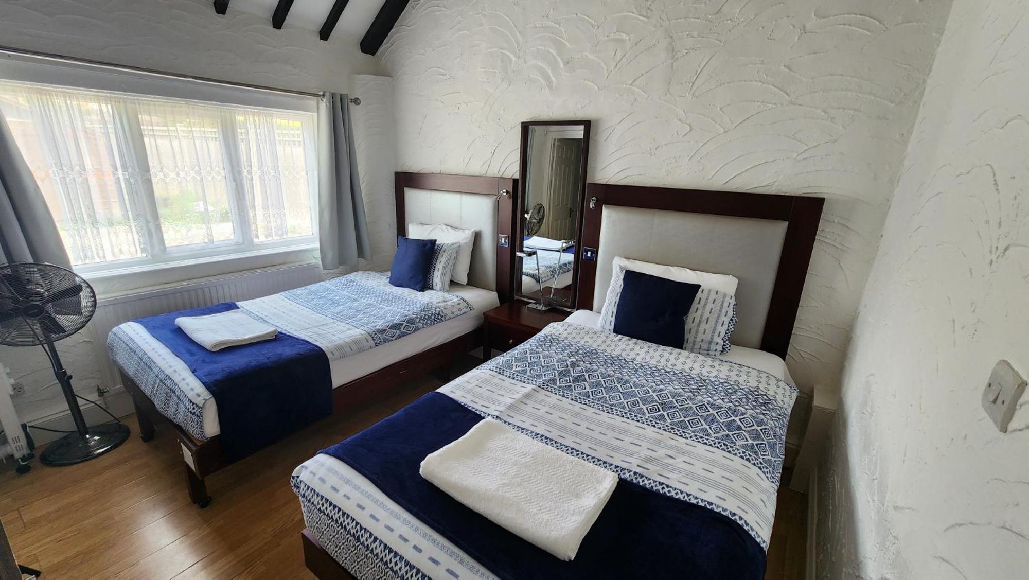 הורלי Gatwick Castle B&B מראה חיצוני תמונה