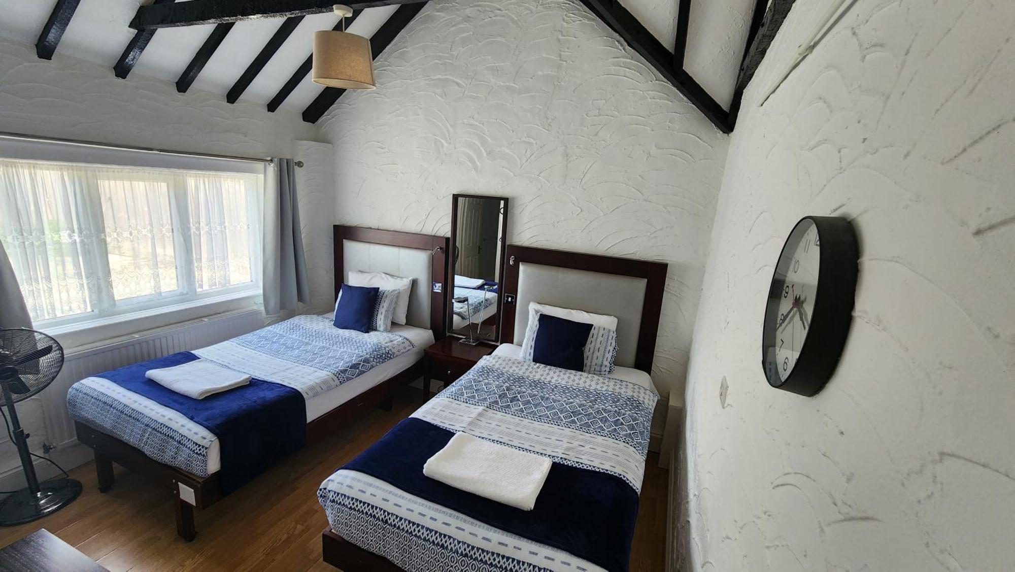 הורלי Gatwick Castle B&B מראה חיצוני תמונה