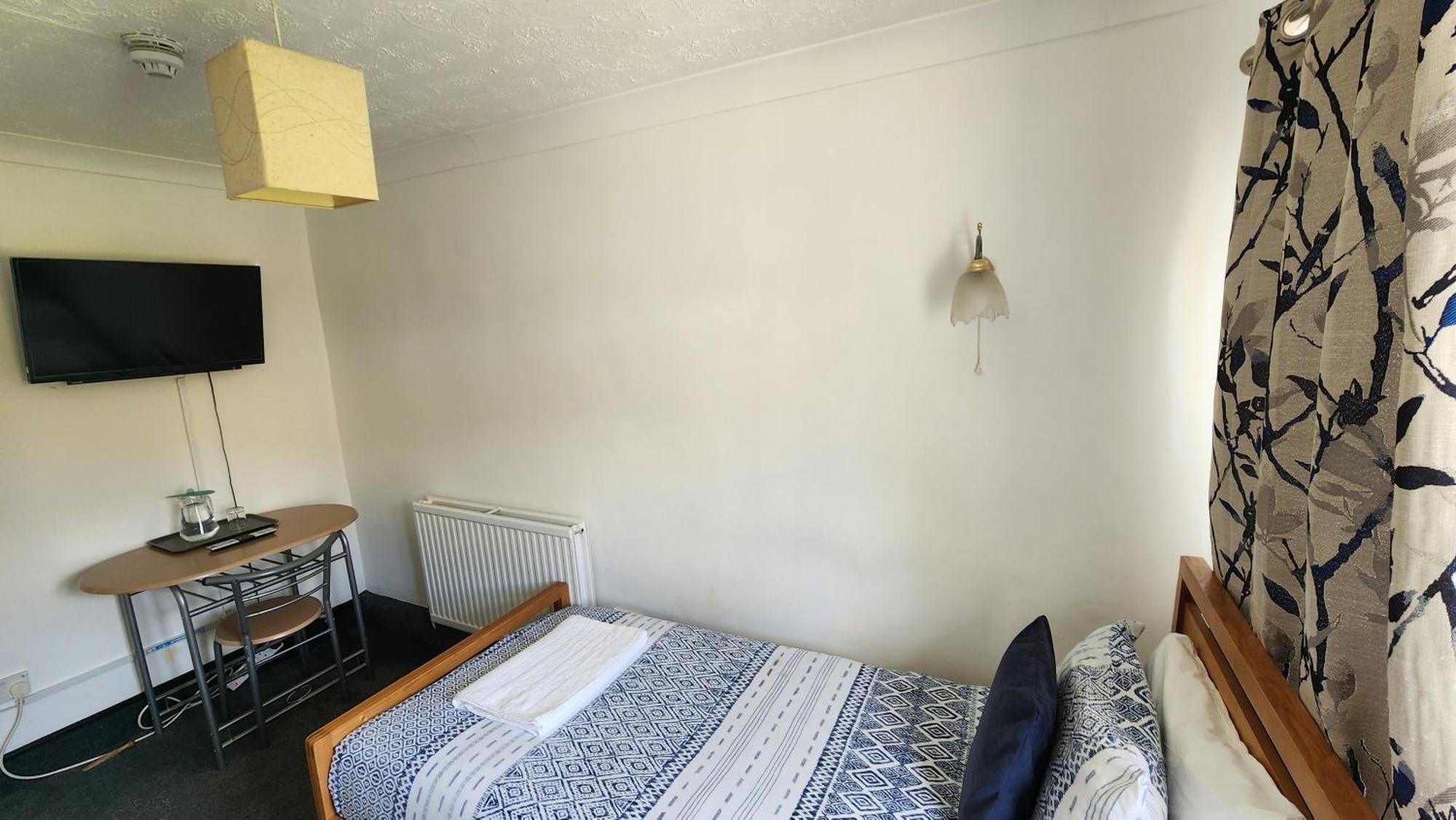 הורלי Gatwick Castle B&B מראה חיצוני תמונה