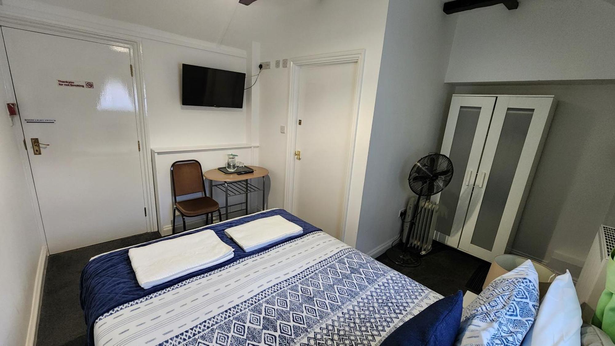 הורלי Gatwick Castle B&B מראה חיצוני תמונה