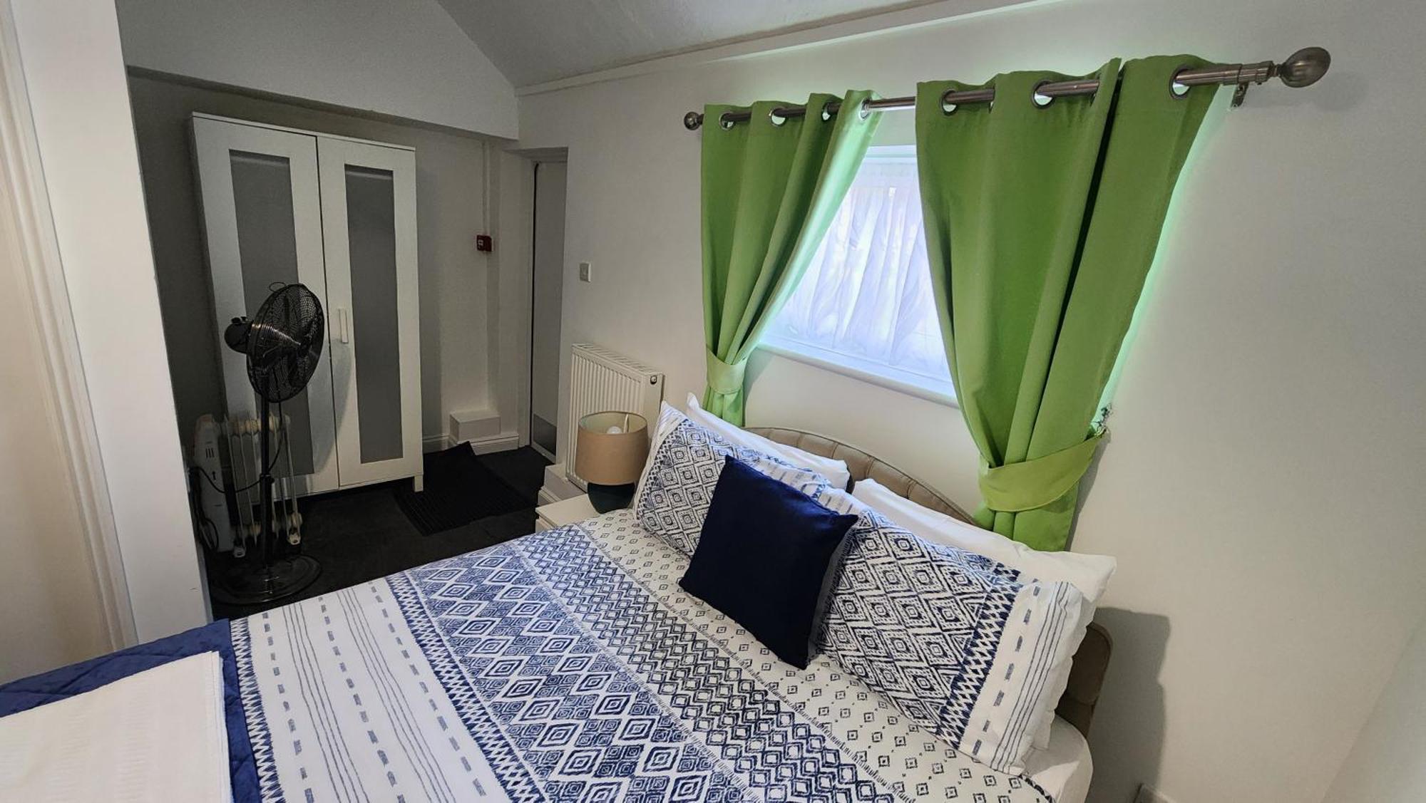 הורלי Gatwick Castle B&B מראה חיצוני תמונה
