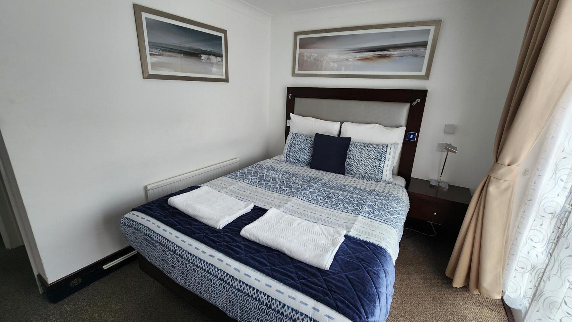 הורלי Gatwick Castle B&B מראה חיצוני תמונה