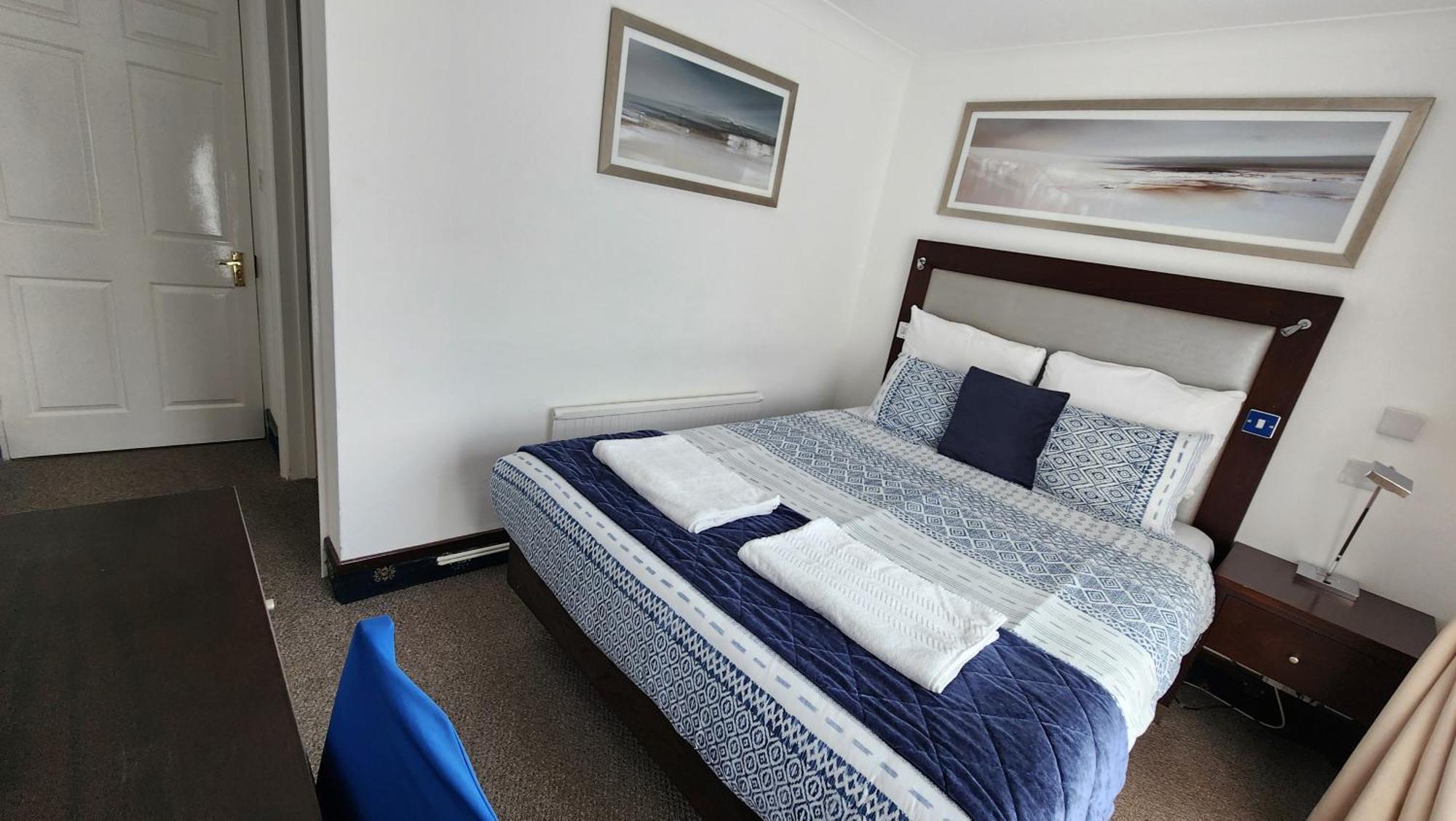 הורלי Gatwick Castle B&B מראה חיצוני תמונה