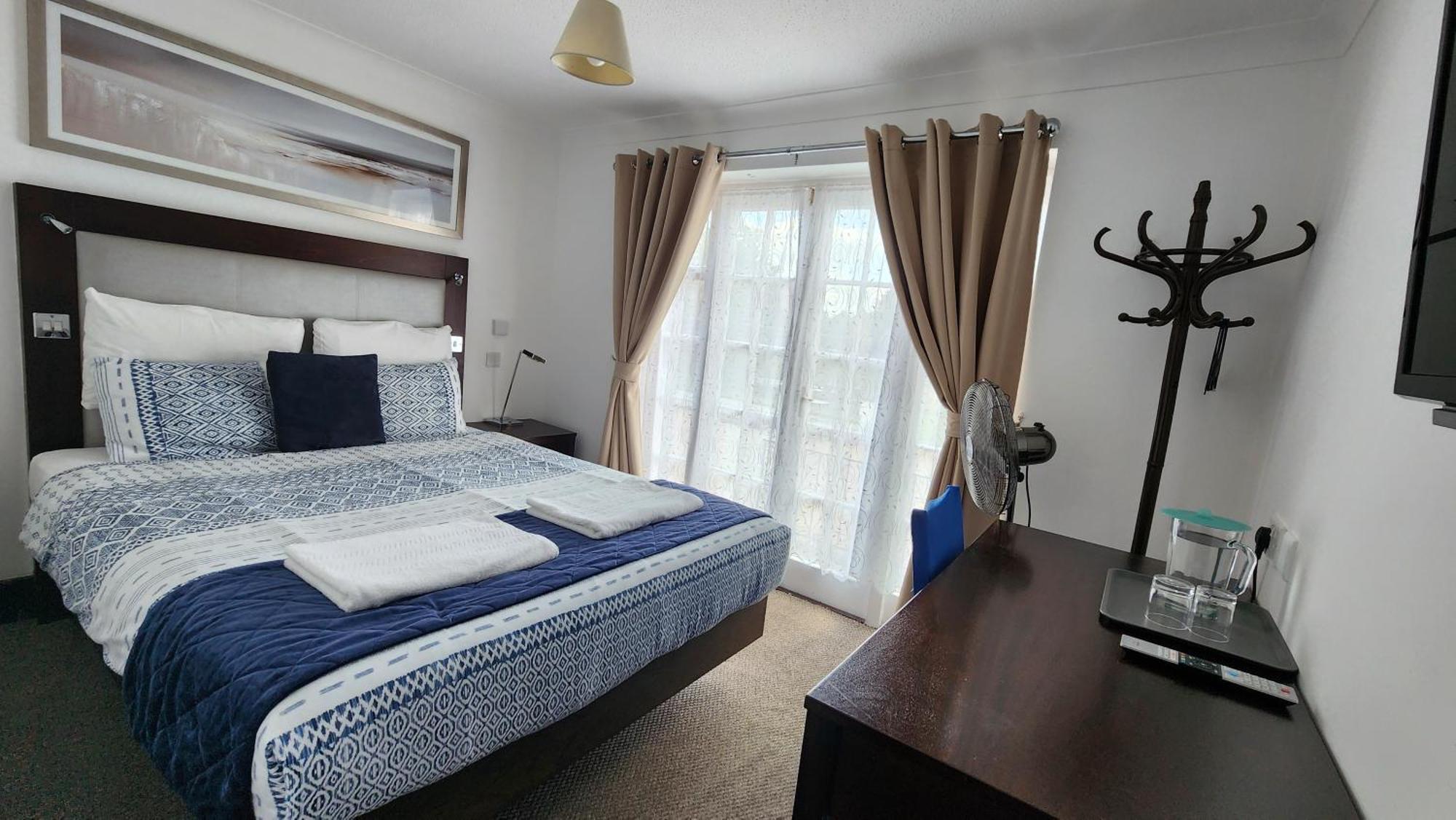 הורלי Gatwick Castle B&B מראה חיצוני תמונה