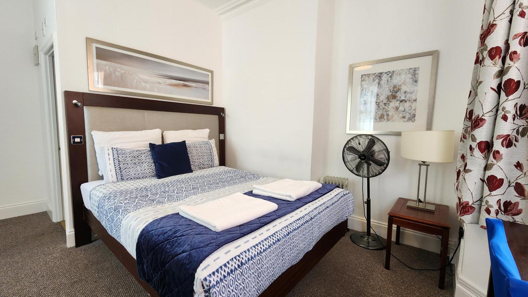 הורלי Gatwick Castle B&B מראה חיצוני תמונה