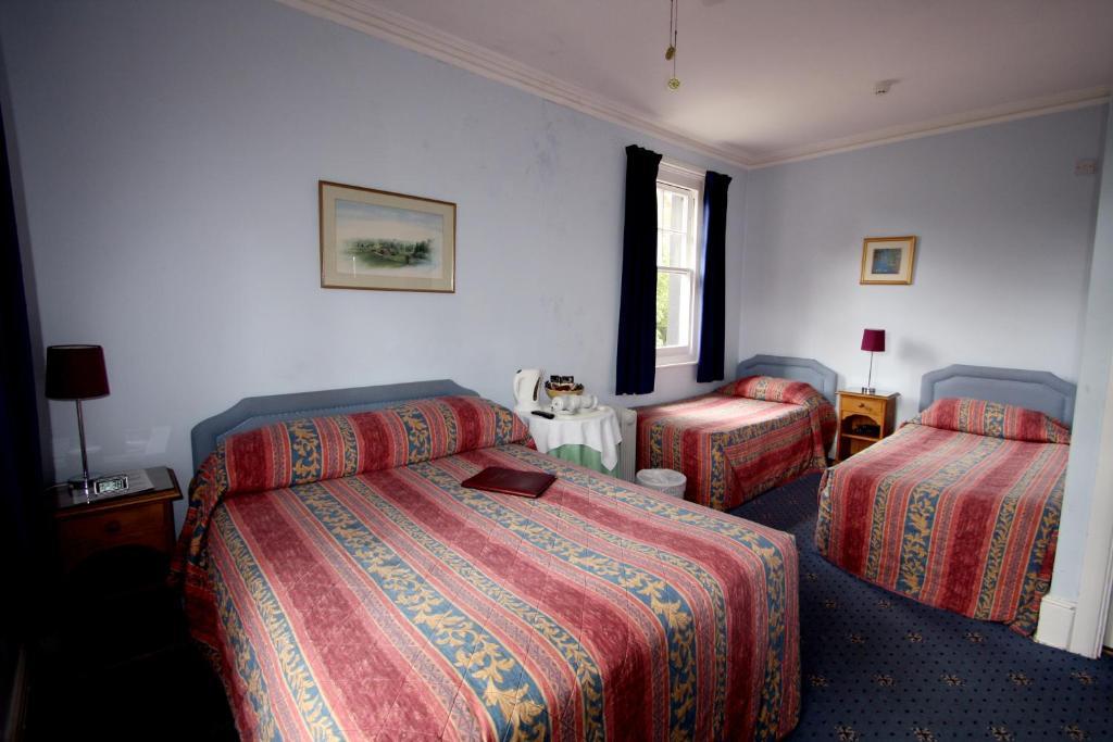 הורלי Gatwick Castle B&B מראה חיצוני תמונה