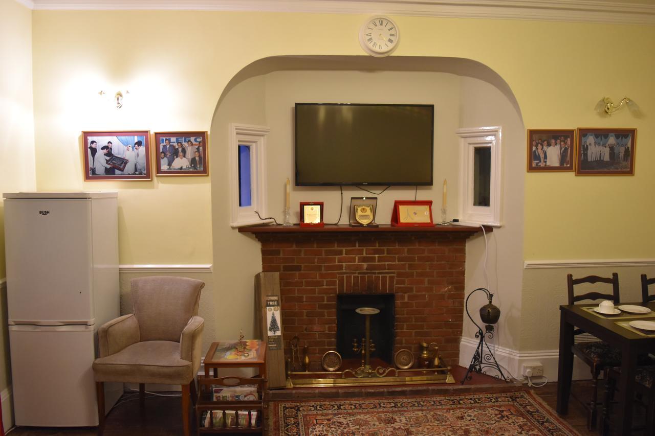 הורלי Gatwick Castle B&B מראה חיצוני תמונה