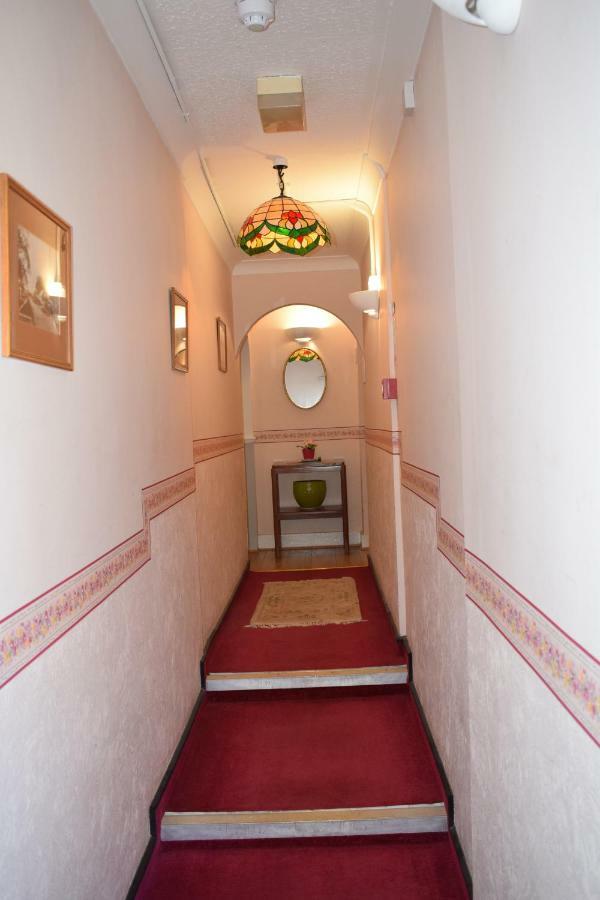 הורלי Gatwick Castle B&B מראה חיצוני תמונה