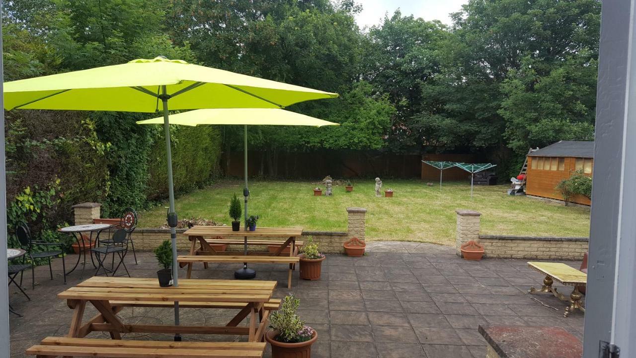 הורלי Gatwick Castle B&B מראה חיצוני תמונה