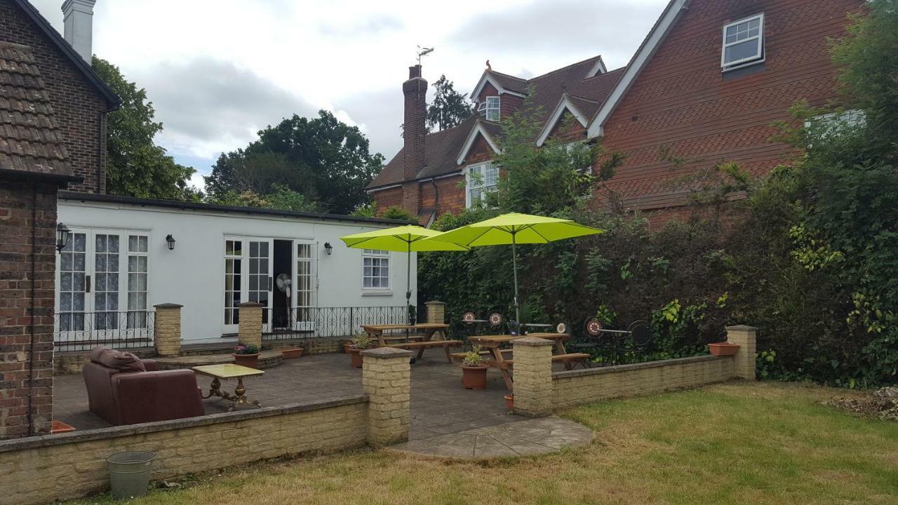 הורלי Gatwick Castle B&B מראה חיצוני תמונה