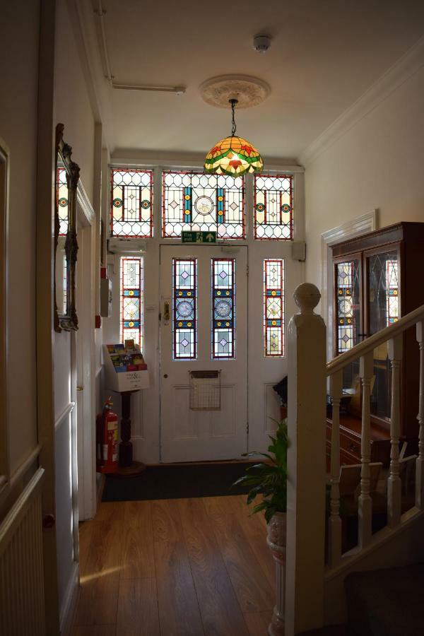 הורלי Gatwick Castle B&B מראה חיצוני תמונה